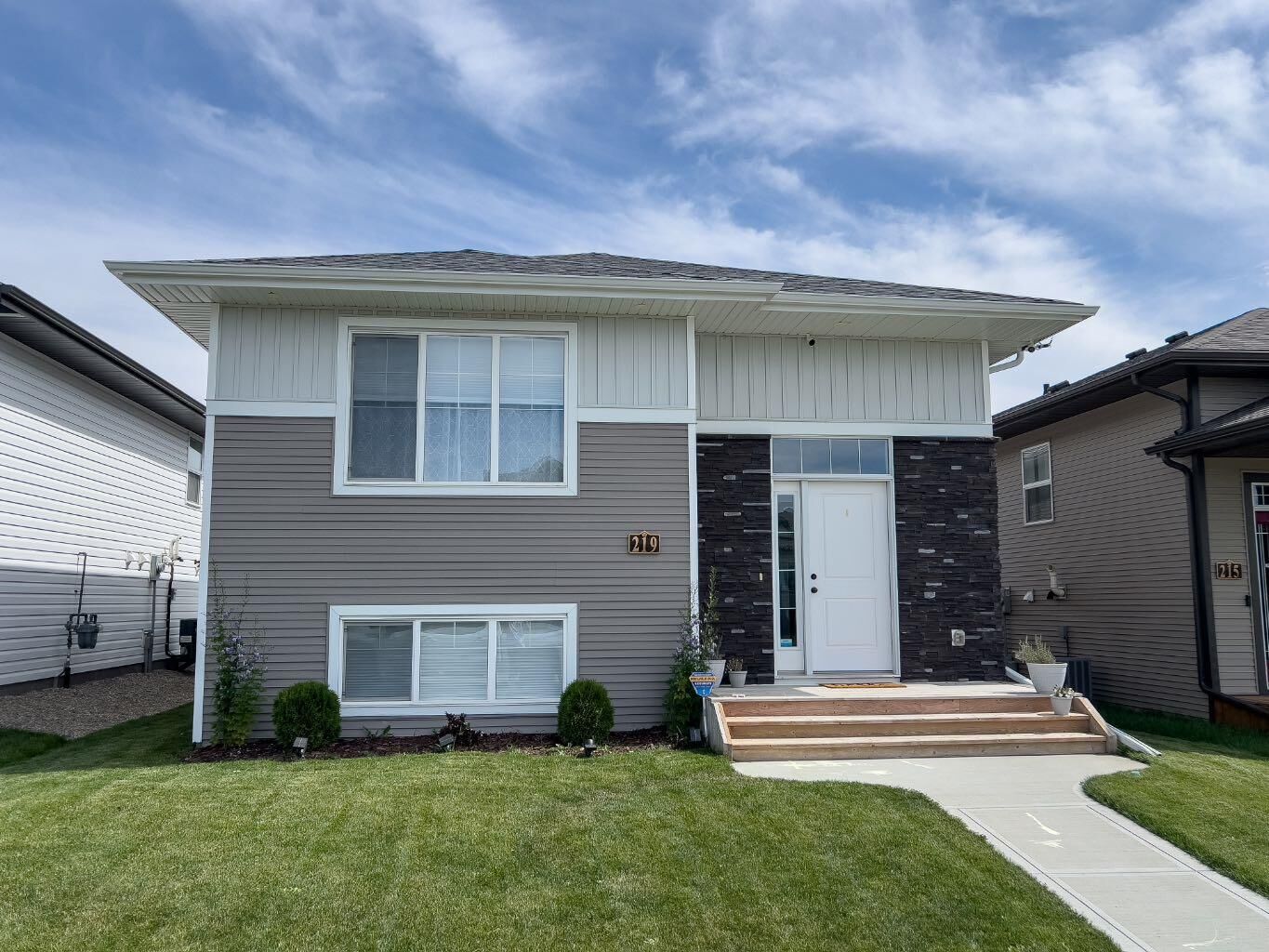 Property Photo:  219 Thomlison Avenue  AB T4P 3E6 