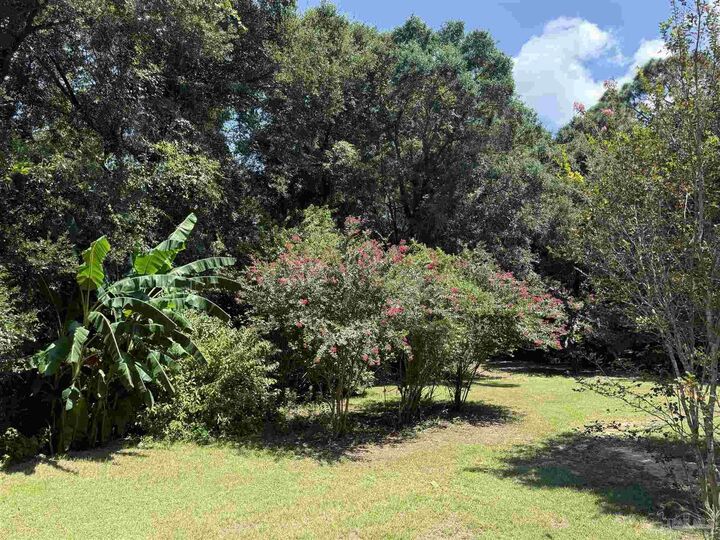 Property Photo: 10030 Autumn Ln FL 32514