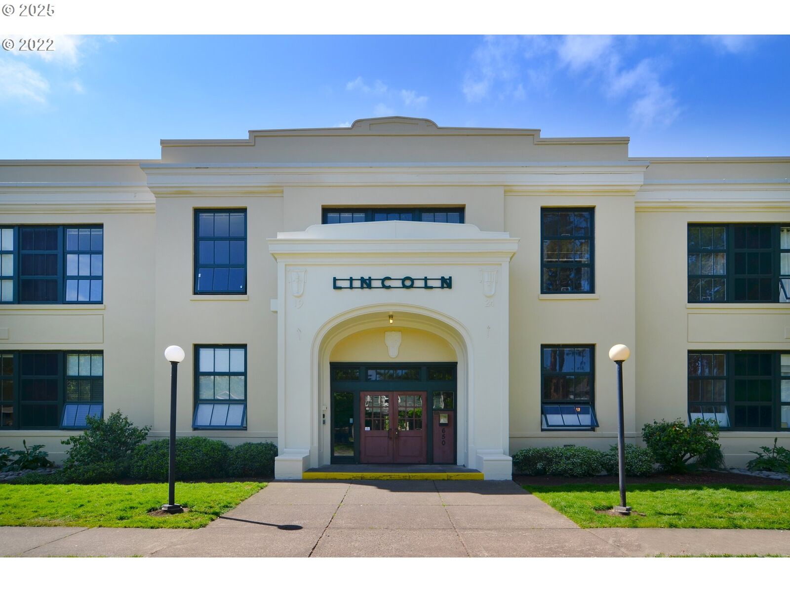 Property Photo:  650 W 12th Ave 120  OR 97402 