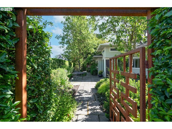 Property Photo: 141 Cherry St OR 97381