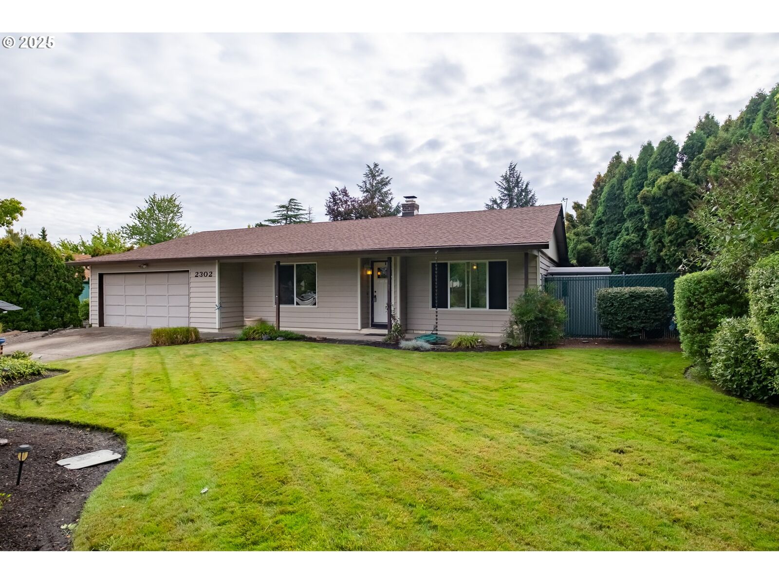 Property Photo: 2302 Mousebird Ave OR 97304