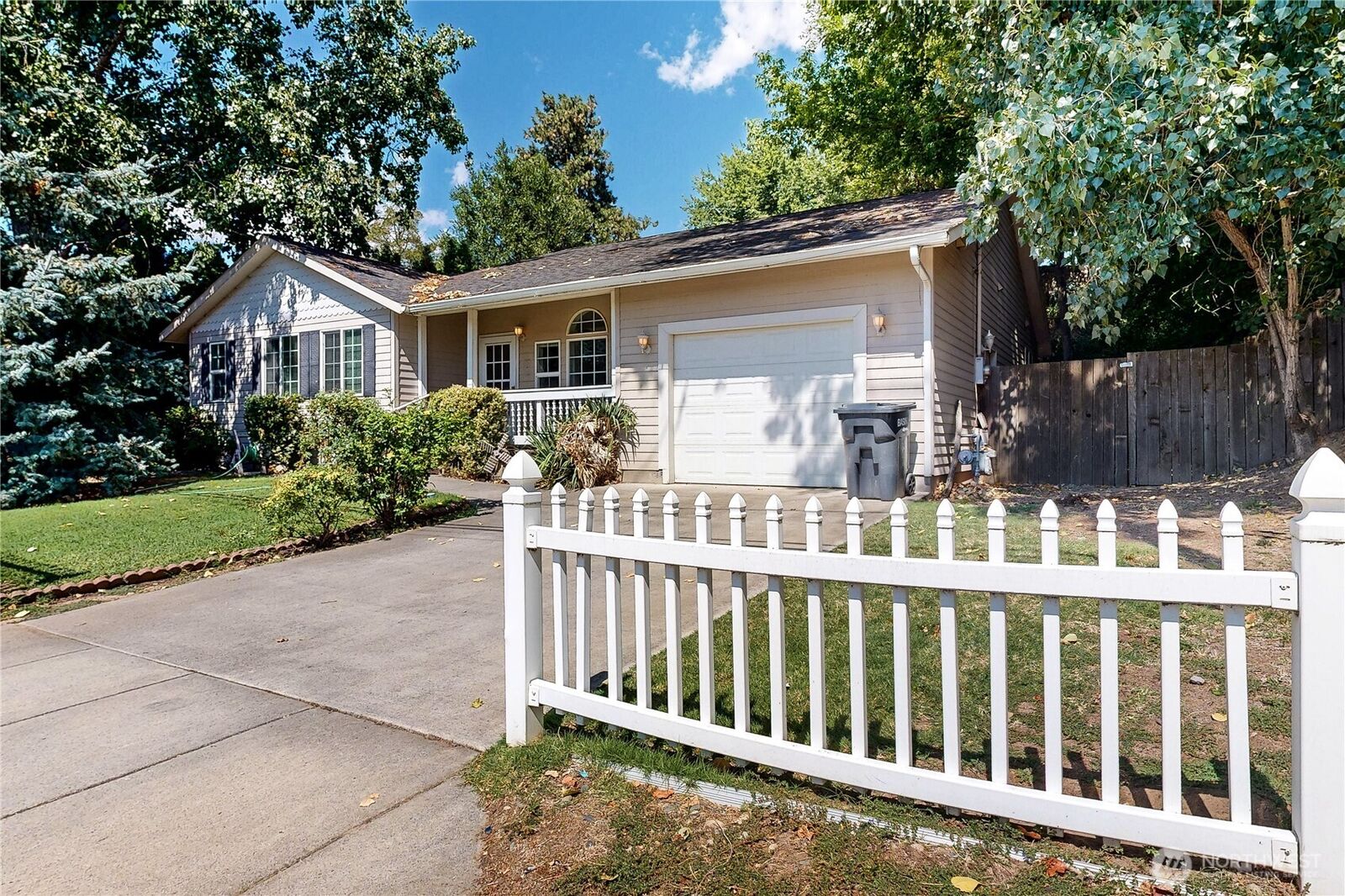 Property Photo: 633 SE 6th Street WA 99324