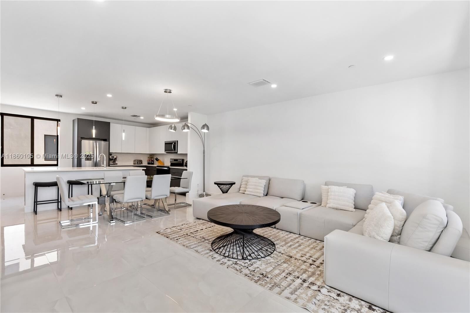 Property Photo: 436 SE 12th Ct FL 33316