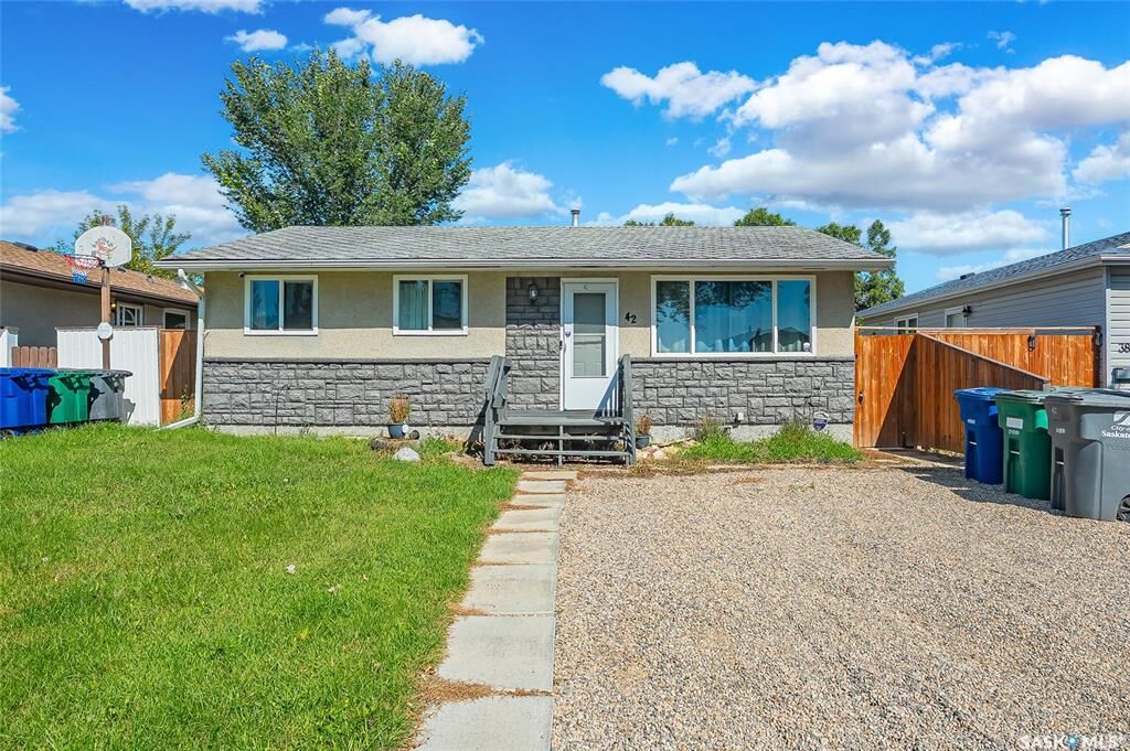 Property Photo:  42 Dominion Crescent  SK S7L 4N7 