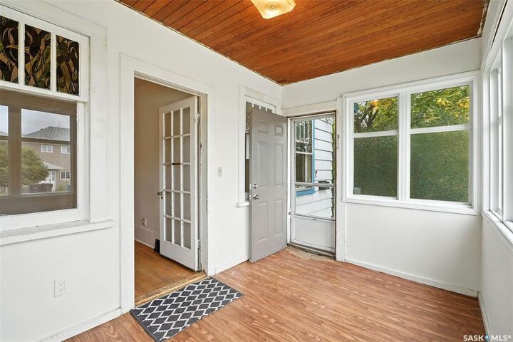 Property Photo:  322 D Avenue S  SK S7M 1R1 