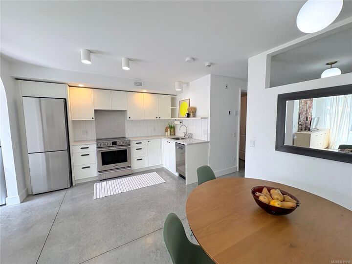 Property Photo: 230 Wilson St 5 BC V9A 3G2