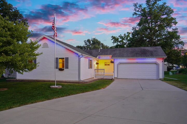 Property Photo:  206 White Oaks Court  OH 43348 