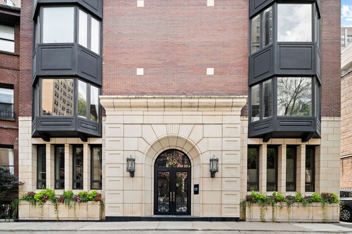39 E Schiller Street 4W  Chicago IL 60610 photo