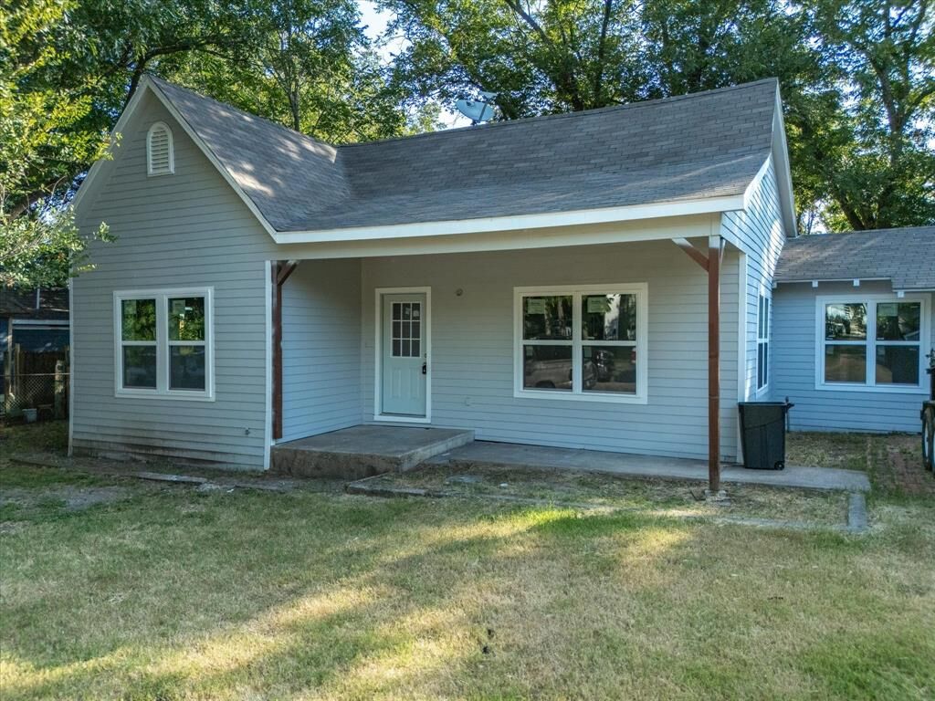 Property Photo: 1106 N McKinney Street TX 75119