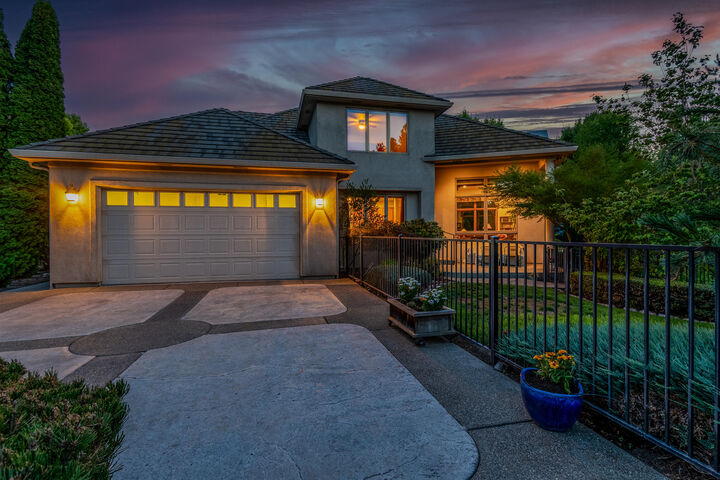 Property Photo: 3371 Calle Vista Drive OR 97504