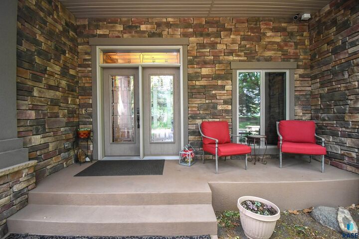 Property Photo:  312 W Lyncrest Trl  SD 57108 