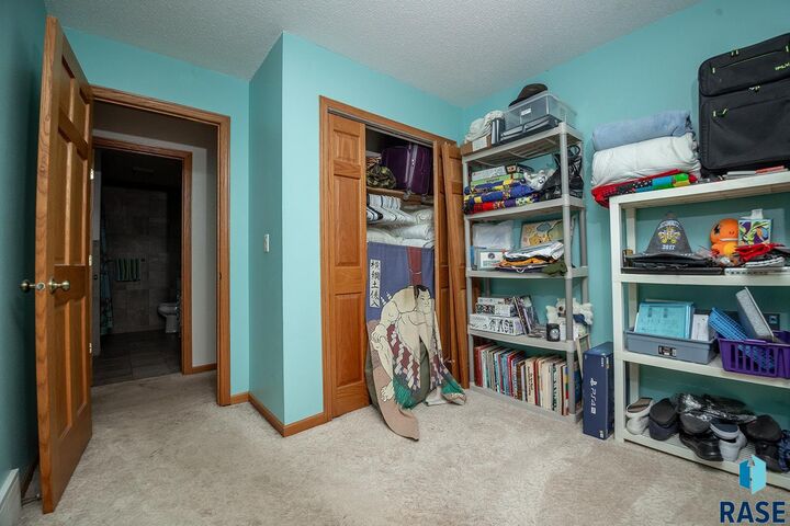 Property Photo: 6102 Dakota Dr SD 57042