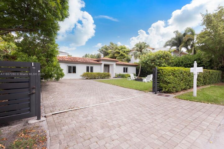 677 Hampton Ln  Key Biscayne FL 33149 photo