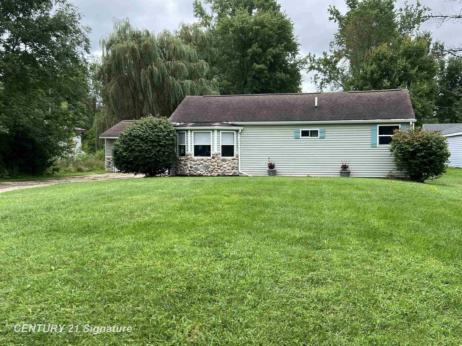 Property Photo:  1104 E Hurd Road  MI 48420 