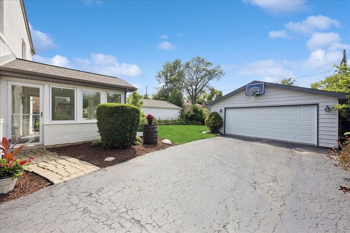 Property Photo:  4060 Hampton Avenue  IL 60558 