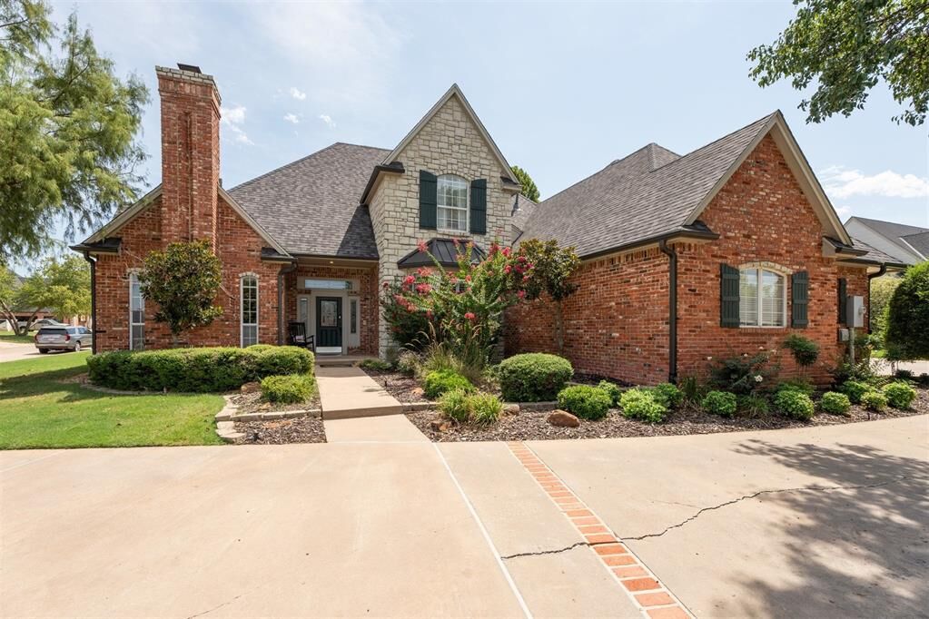 Property Photo:  6104 Laquinta Drive  OK 73025 