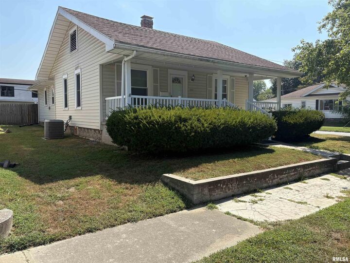 Property Photo: 2043 Pine Street IL 62966
