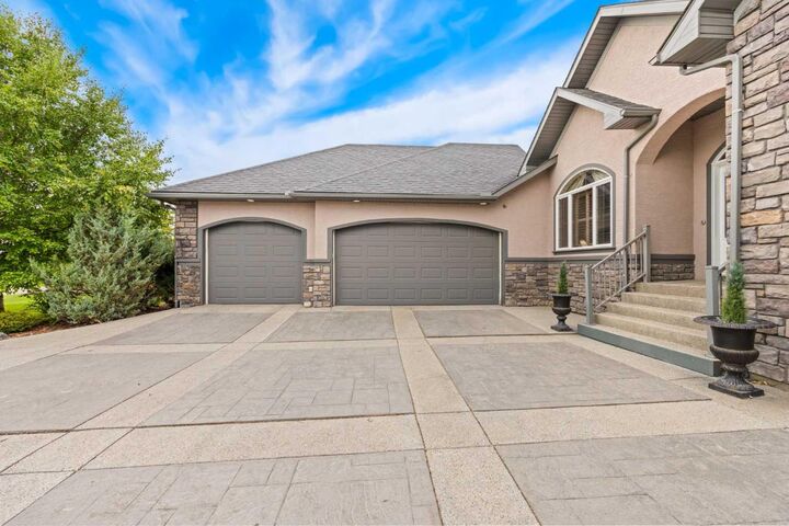 Property Photo:  4 Lynx Meadows Court  AB T3L 2M1 