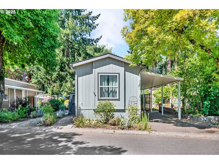Property Photo:  1475 Green Acres Rd 108  OR 97408 