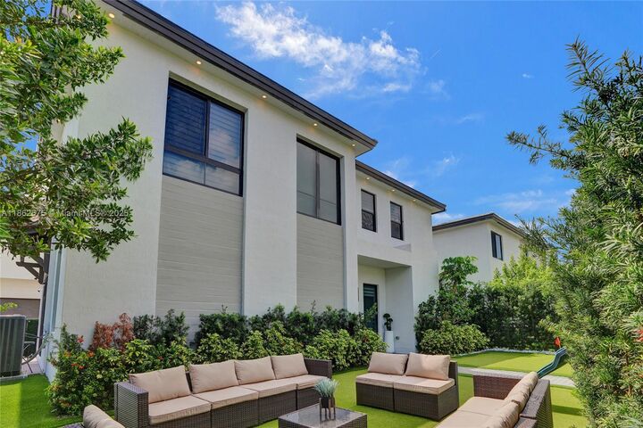 8211 NW 43rd Ter  Doral FL 33166 photo