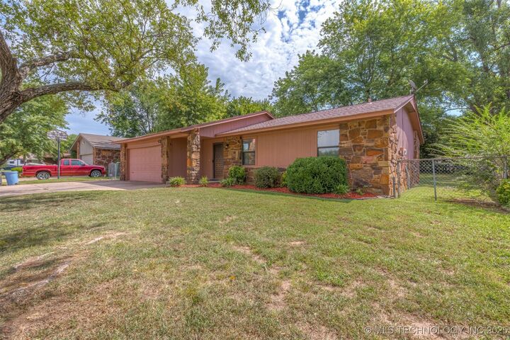 Property Photo:  13957 S 283rd East Avenue  OK 74429 