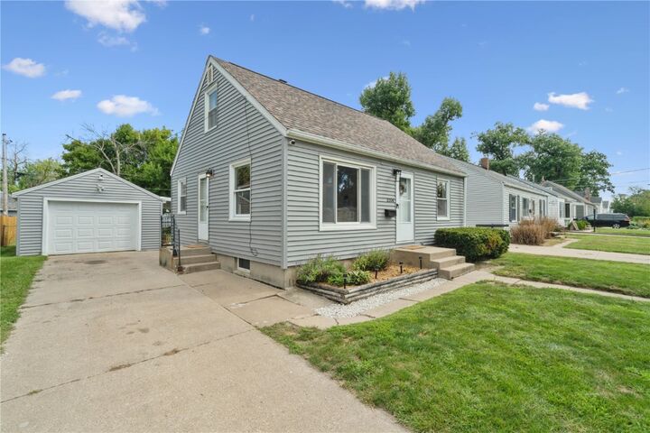 Property Photo:  3206 Soutter Avenue SE  IA 52403 