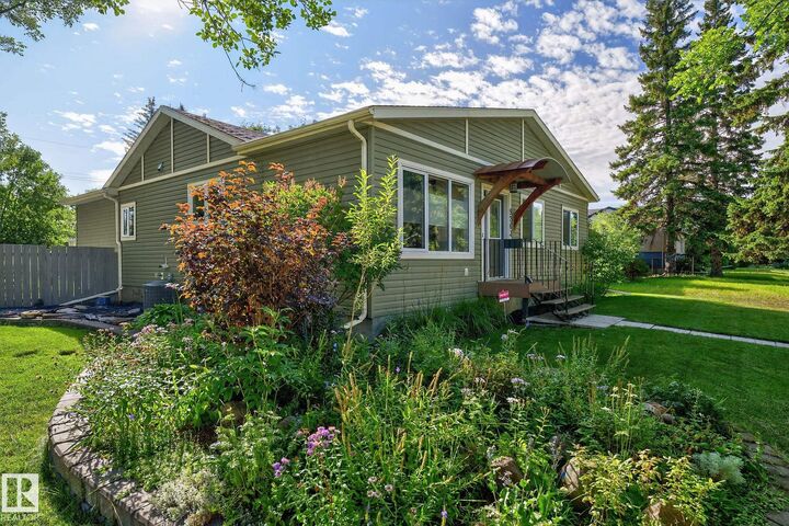 Photo de la propriété:  9263 77 Street NW  AB T6C 2M2 