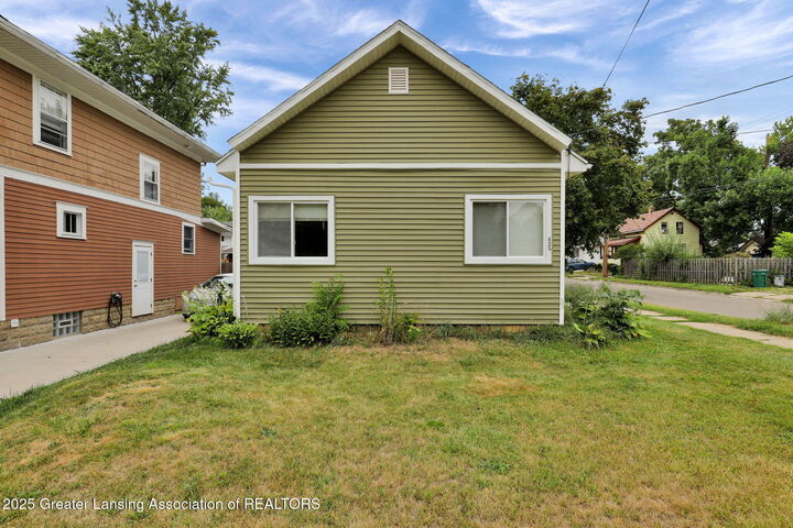 Property Photo:  435 N Magnolia Avenue  MI 48912 
