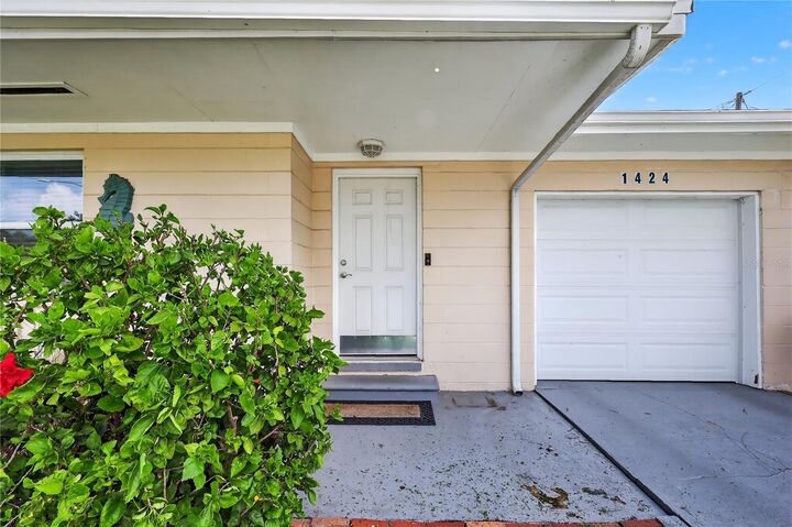 Property Photo: 1424 York Street S FL 33707