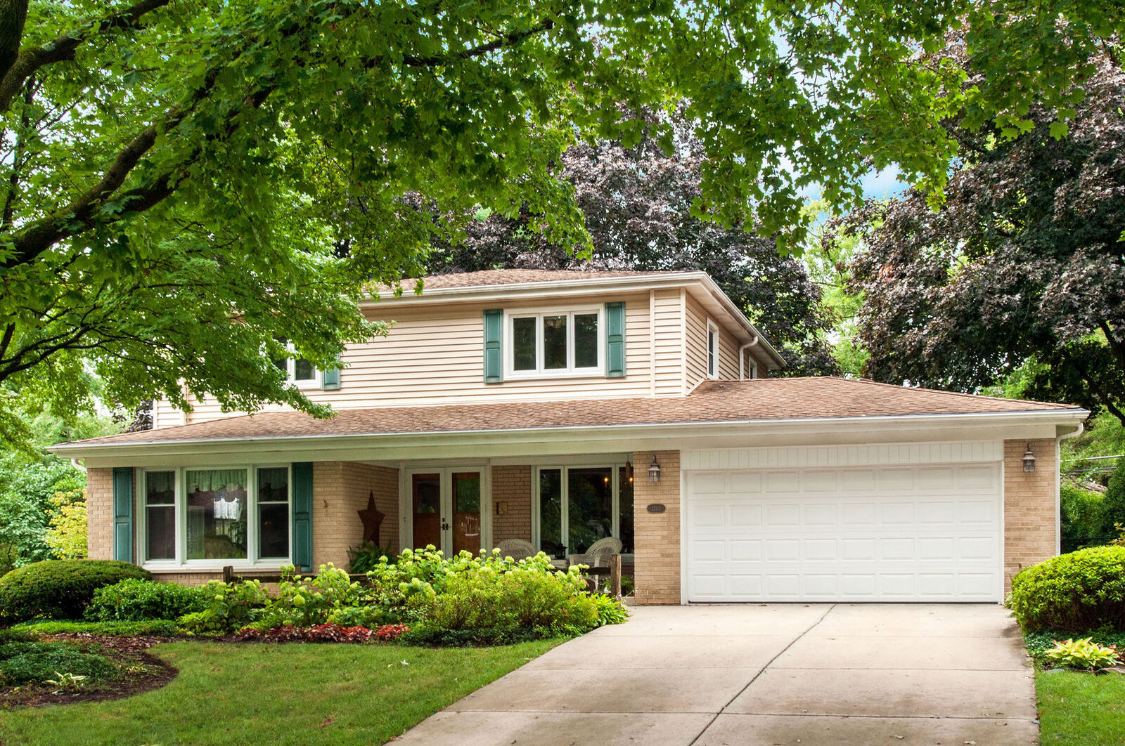 Property Photo: 1307 W Mulberry Lane IL 60005