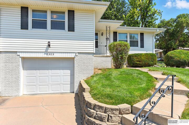 Property Photo:  2505 N 98th Avenue  NE 68134 