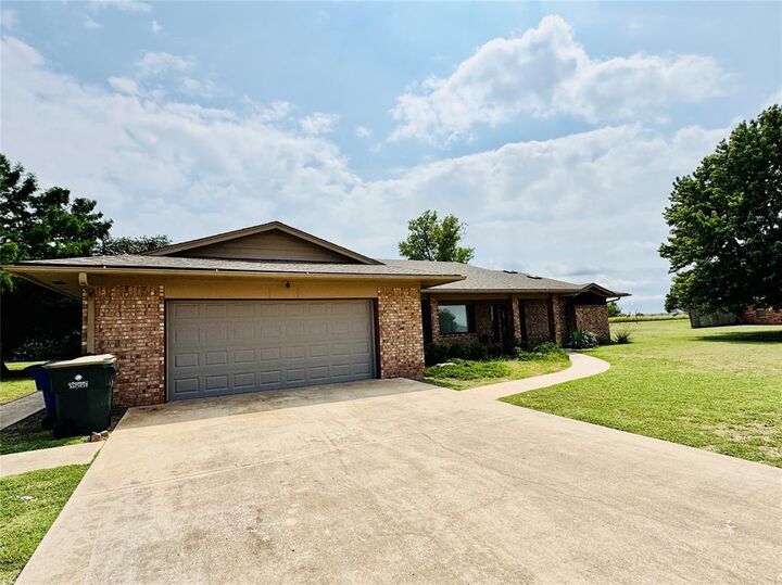 Property Photo:  2305 Lakewood Drive  OK 73018 