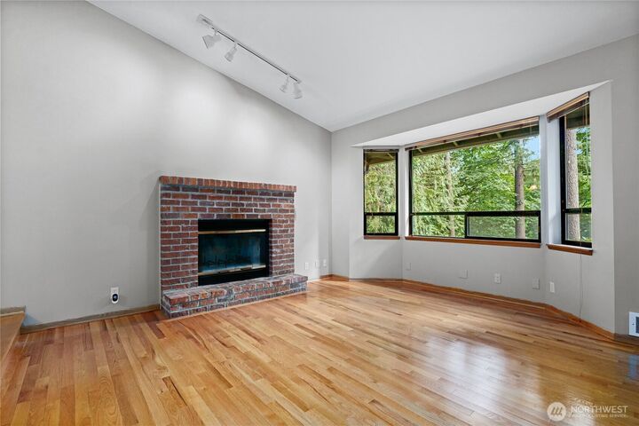 Property Photo: 25061 SE Mirrormont Way WA 98027