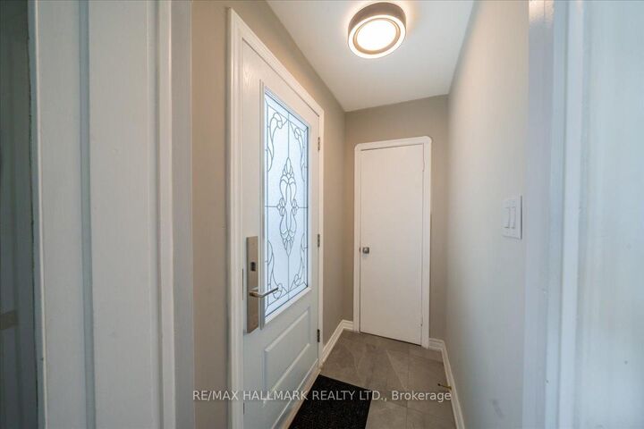 Photo de la propriété: 16 Willowhurst Crescent ON M1R 3R6