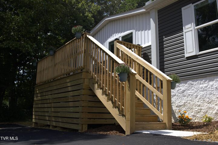 Property Photo: 1324 East Lakeview Drive TN 37601