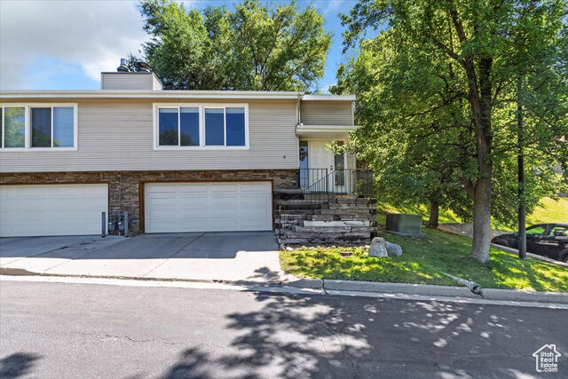 Property Photo: 7869 S Honeywood Hill Ln UT 84121