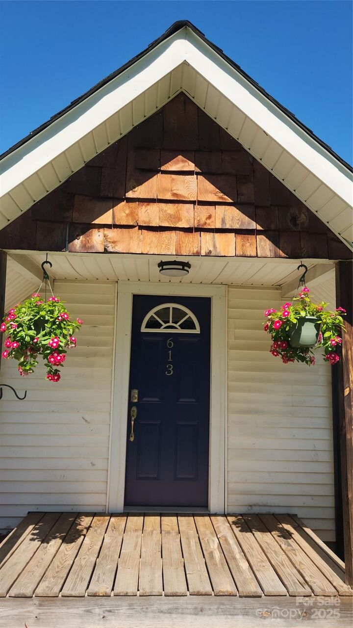 Property Photo:  613 Hillside Street  NC 28083 