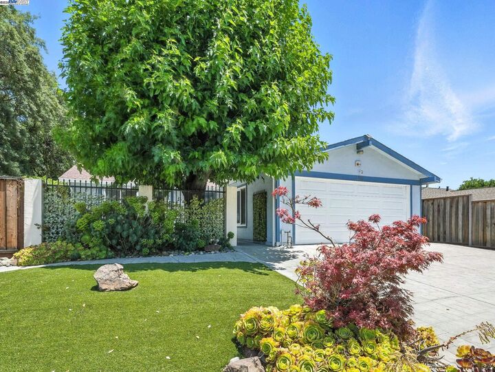 Property Photo: 1641 Rue Avati CA 95131