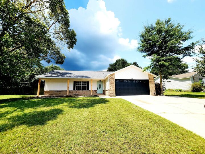 Property Photo: 175 Villacrest Drive FL 32536