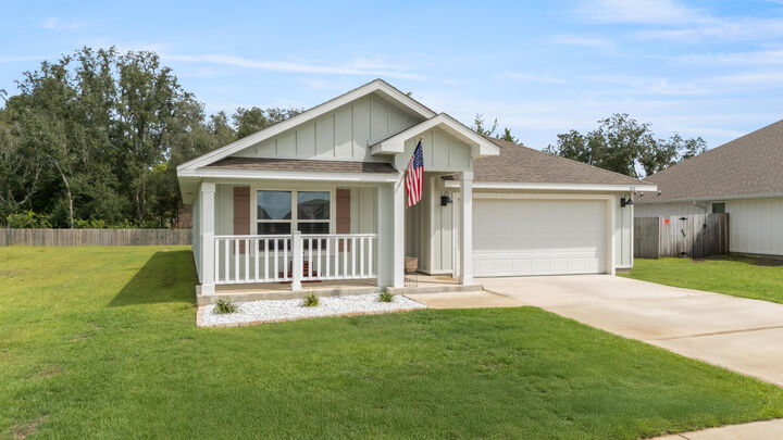 Property Photo: 810 Otto Loop FL 32539