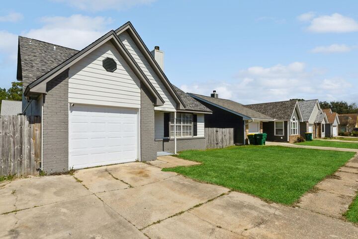 Property Photo:  608 Drakes Landing Landing  FL 32569