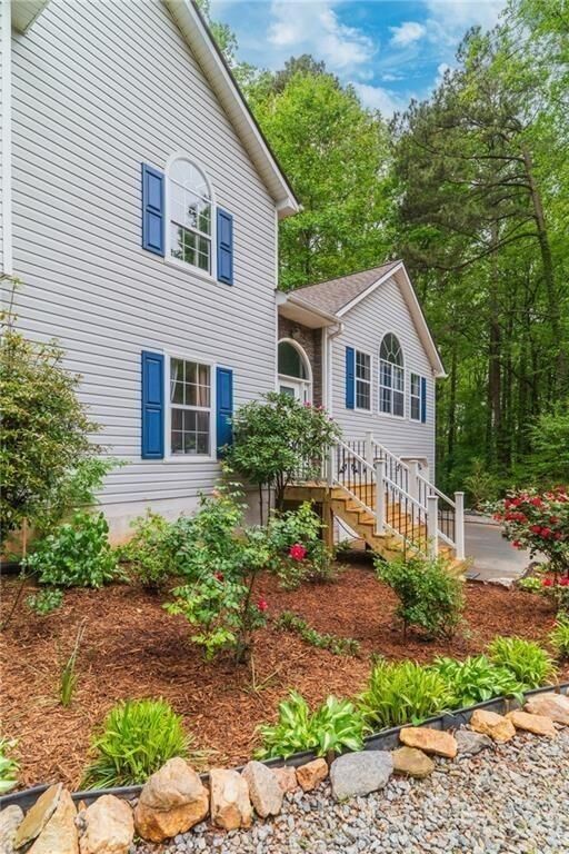 Property Photo:  204 Queensbury Court  GA 30102 