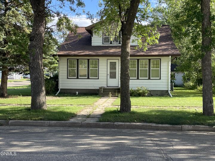 Property Photo:  812 4th Street N  ND 58421 