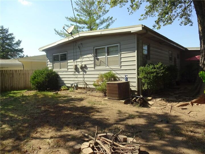 Property Photo:  1009 W Oak Street  KS 67301 