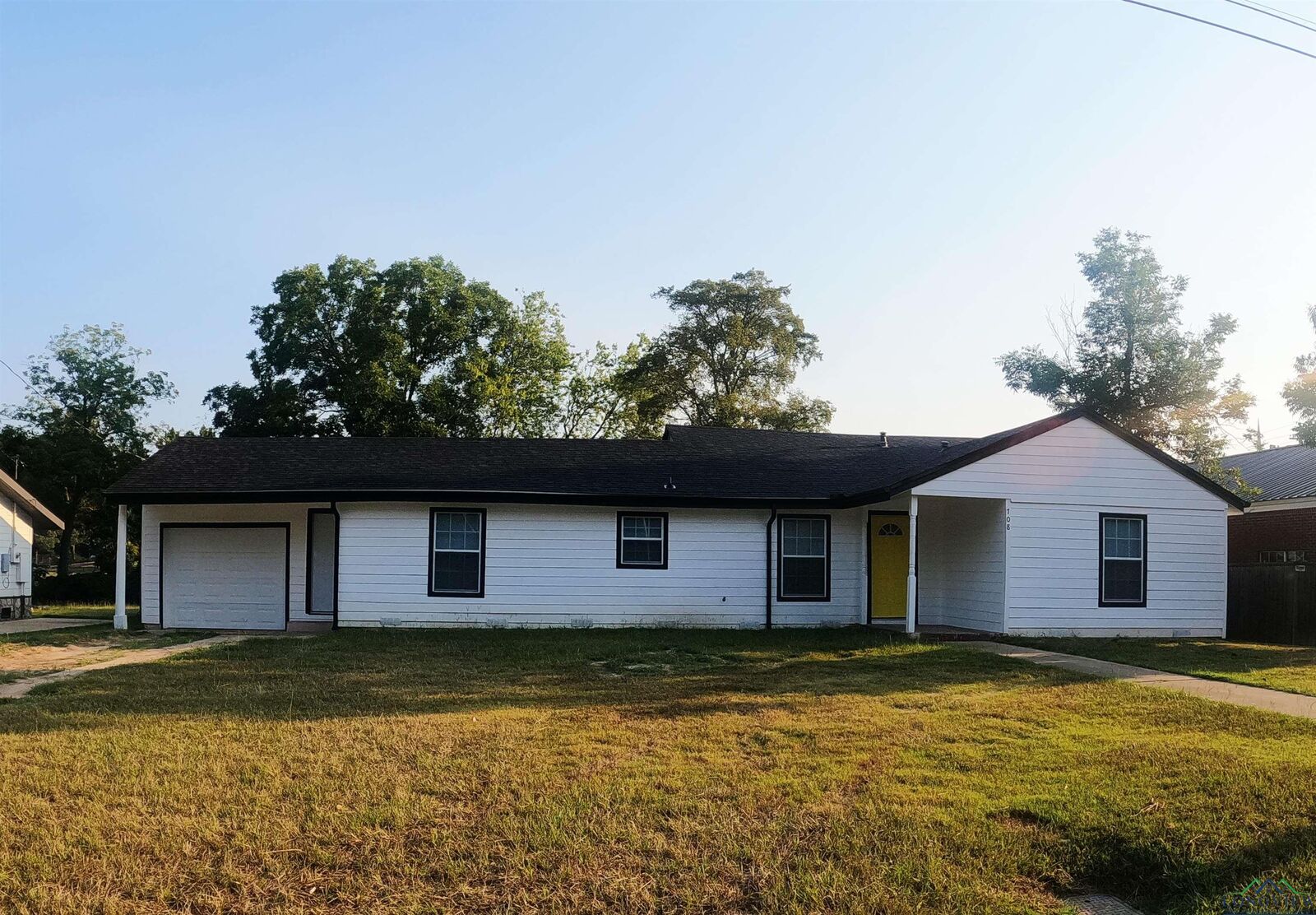Property Photo: 708 Buffalo St TX 75644