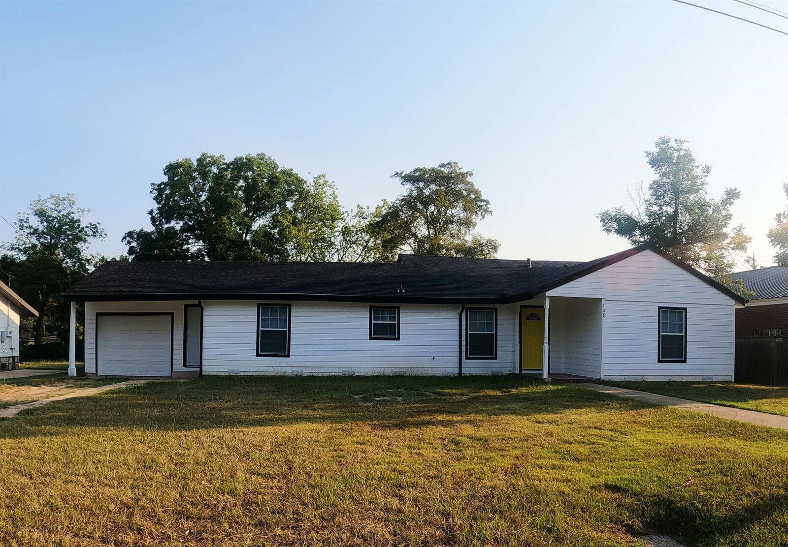 Property Photo: 708 Buffalo St TX 75644