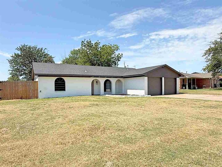 Property Photo: 1715 SE Indiana Ave OK 73501