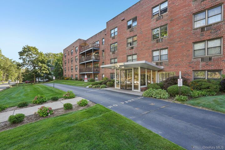 Property Photo: 5 Oakdale Manor L17 NY 10901
