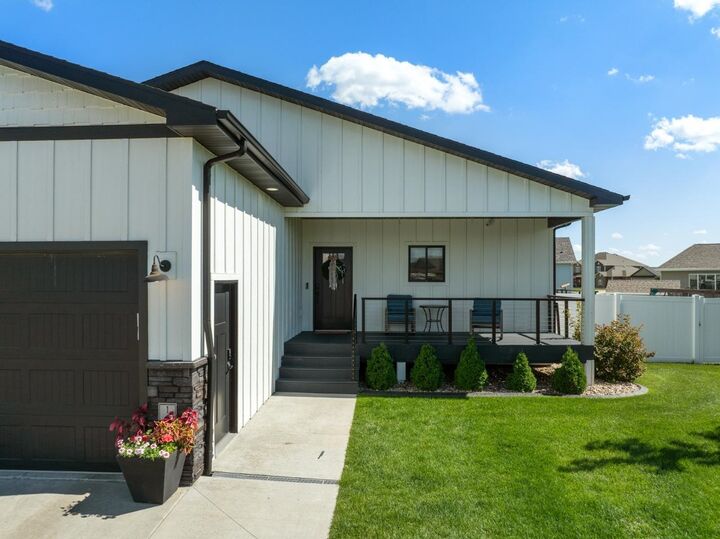 Property Photo:  1620 Woodlands Way SE  ND 58701 