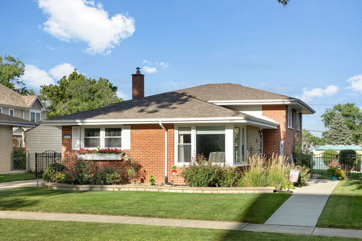 Property Photo:  2401 Mayfair Avenue  IL 60154 